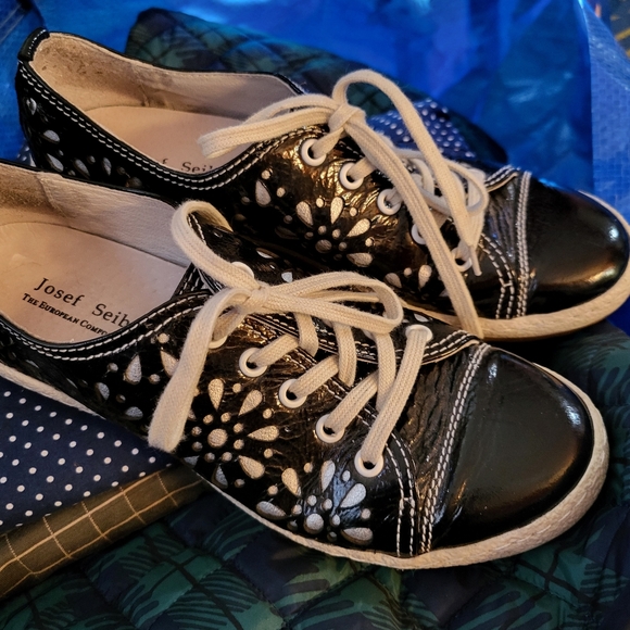 Vtg Josef Seibel blue patent leather sneakers/perforated floral pattern woman 7 - Picture 11 of 12